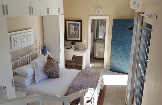 SUNNY COTTAGE IN TRANQUIL GARDEN SETTING.