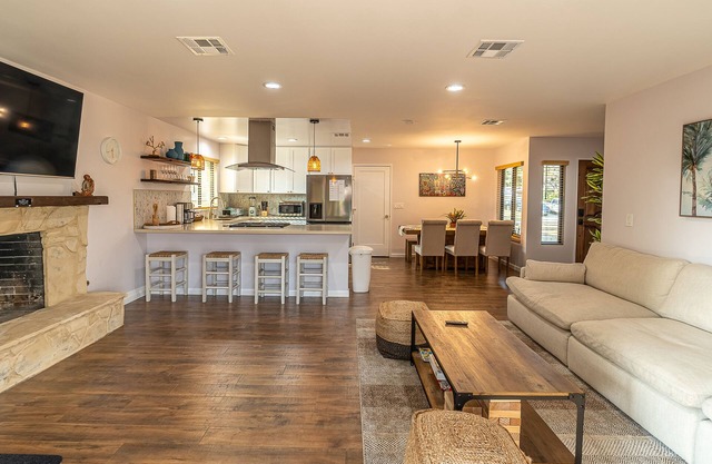 Sunny Escape with Pool near colleges, park, shopping, restaurants, convention