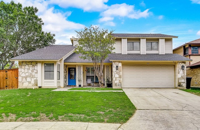 Sunny home with private outdoor pool, enclosed backyard, desks, W/D, AC