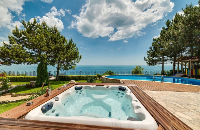 Sunny House,amazing sea view,heated pool,jacuzzi, sauna,BBQ zone,fireplace