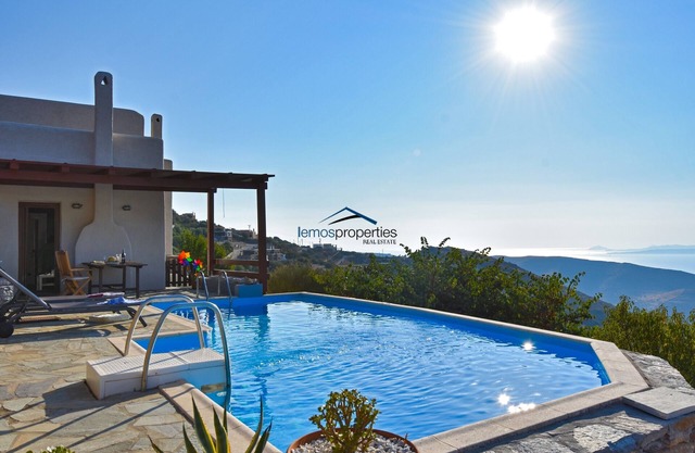 Sunny house with a great sea view and a swimming pool