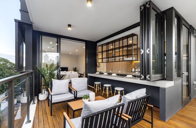 Sunny Inner City Luxury With Park Views