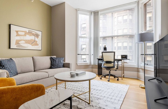 Sunny Loop 1BR w/Gym & Doorman, nr L & Grant Park, by Blueground