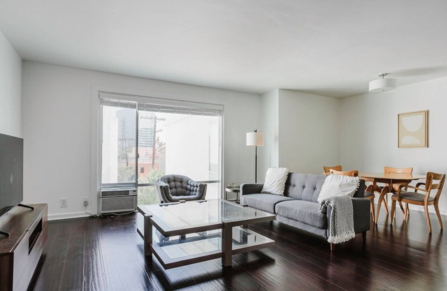 Sunny Mid-Wilshire 1BR w/Pool & Elev, nr Food & Retail, by Blueground