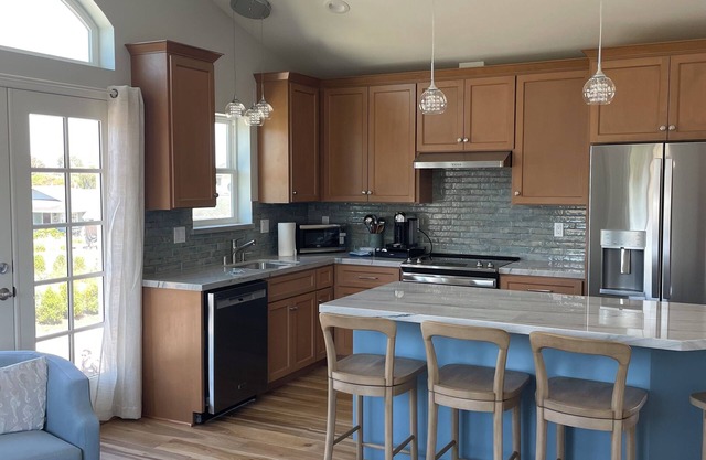 Sunny, Modern Cottage w/Stunning Views, Steps from Beach & Natural Bridges