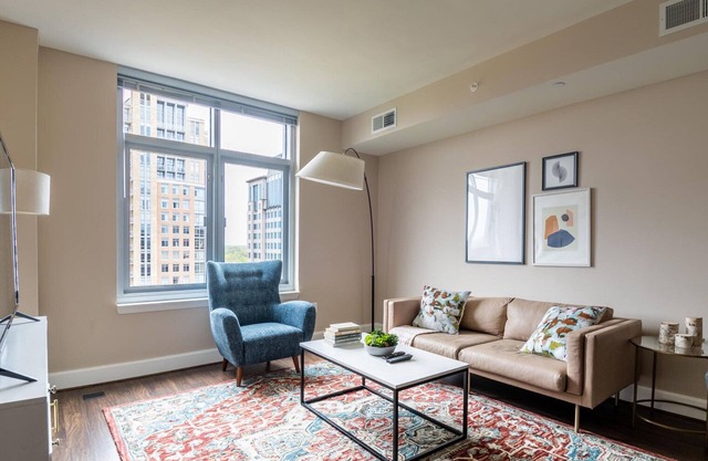 Sunny Reston 2BR w/Laundry, walk to Restaurants & Mall, by Blueground