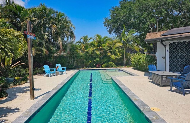 Sunny Side Up! Spacious retro pool home w spa