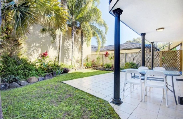 Sunny Somerset 2B located opp Byron Bay markets