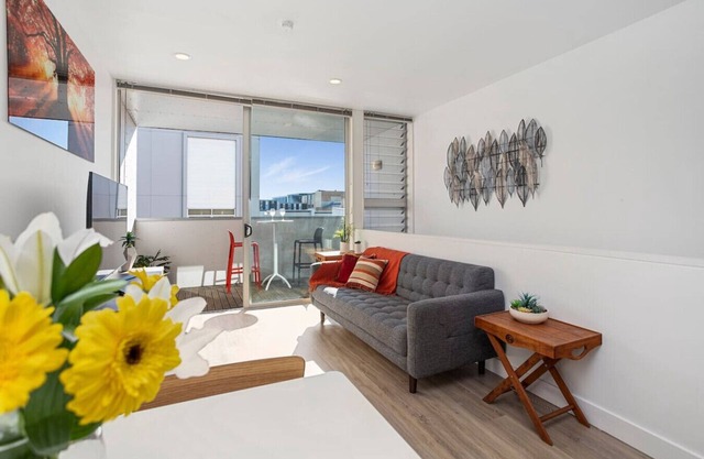 Sunny Split Level Apartment + Carpark