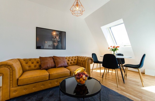 Sunny & Stylish | 5★ Location, ♛ King Bed, Balcony