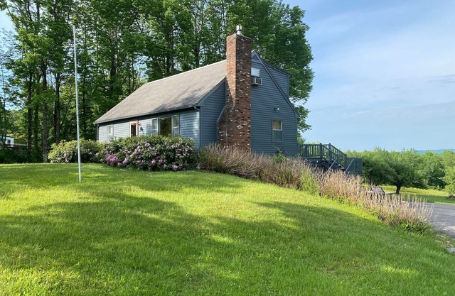 Sunny, Stylish Berkshire Mountain Retreat near Jacob's Pillow