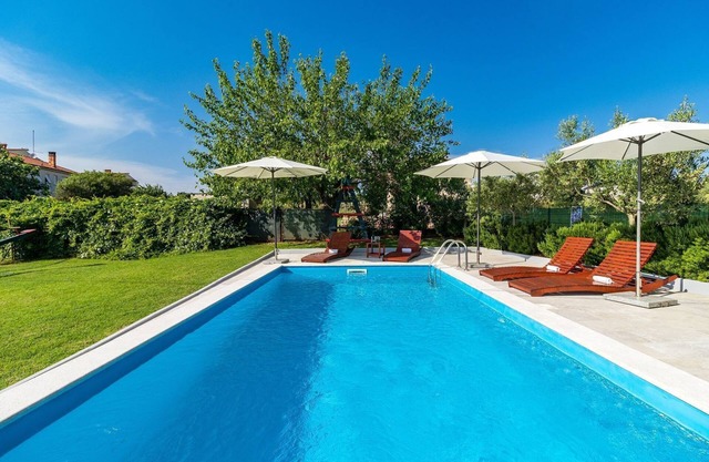 Sunny villa with private pool and WiFi