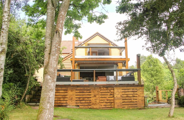 SUNNYSIDE, family friendly, with hot tub in Yarpole