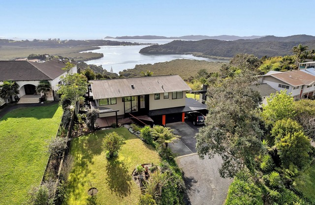 Sunrise Lookout - Paihia Holiday Home