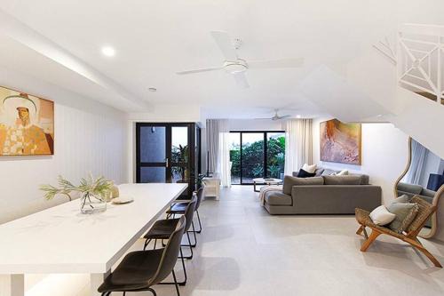 'Sunrise Luxury Beach Retreat, easy walk to beach