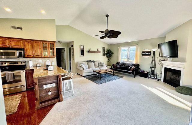 Sunrise Vibes condo - spacious 2BR - Lewes, access to nearby community pool