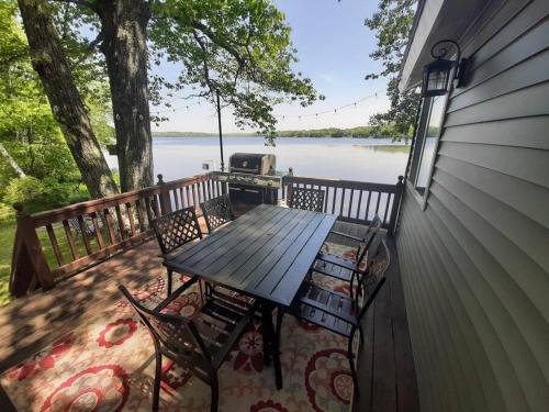 Sunrise Views Cabin with King Bed, Bar & Game Room