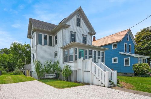 Sunset Bay Cottage - Main Street charm with water views!