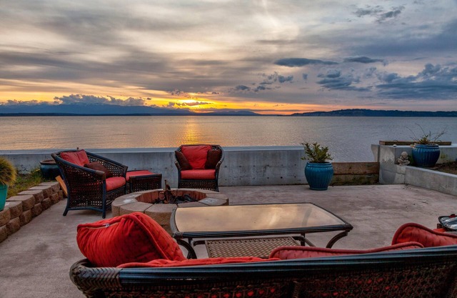 Sunset Beach Cottage - So.Whidbey Island. Langley, Kayak; Beachwalk, Clam, view