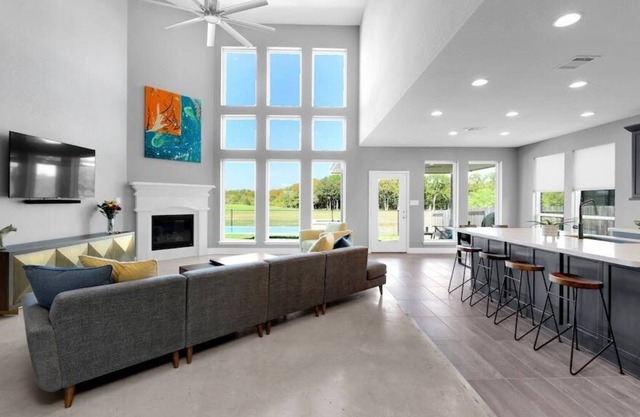 Sunset Hits | Golf Course Views w/ Pool Hot Tub Gym Theatre - 20mins to DT ATX
