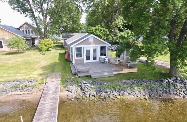 Sunset Point West facing cottage. Amazing spot RIGHT on the water!