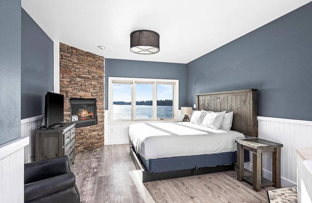 Sunset Suite on Lake Superior - Pool & Hot Tub