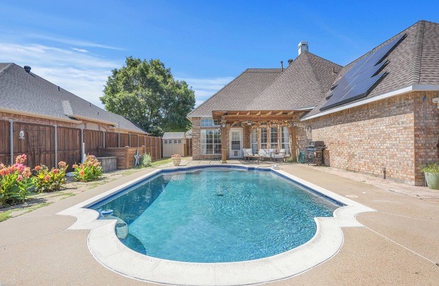 Sunshine & Poolside Hideaway.
