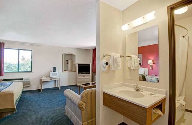 Super 8 by Wyndham Albuquerque West/Coors Blvd