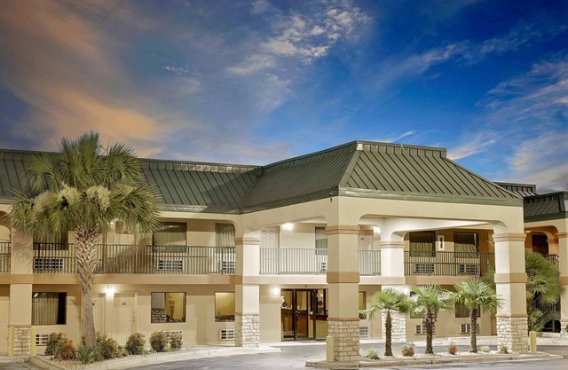 Super 8 by Wyndham Byron/South Macon