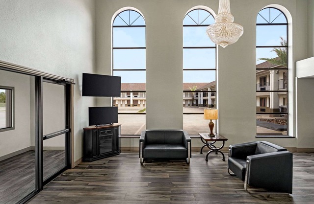 Super 8 by Wyndham Houston/Downtown/I-610