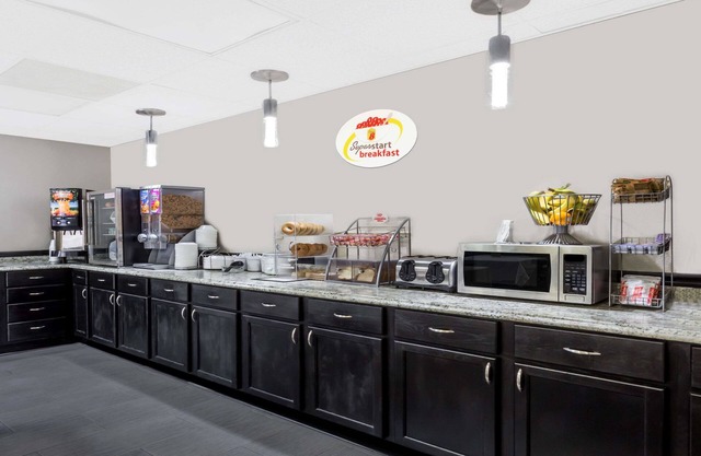 Super 8 by Wyndham Logansport