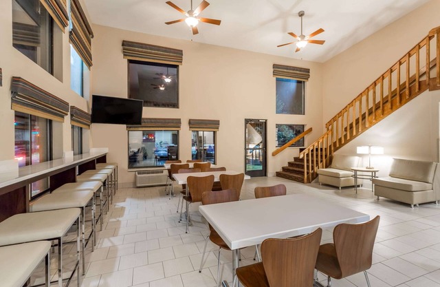 Super 8 by Wyndham Longmont/Twin Peaks