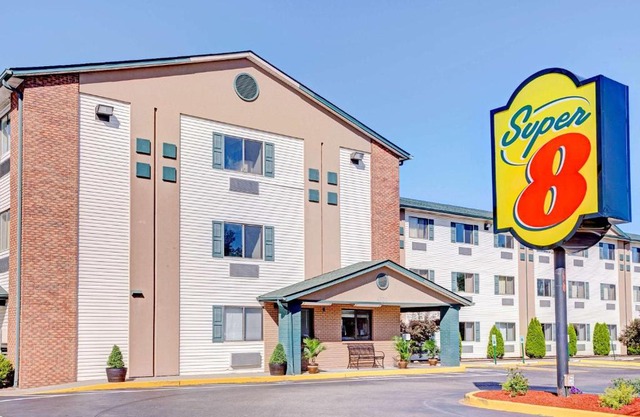 Super 8 by Wyndham Louisville Airport