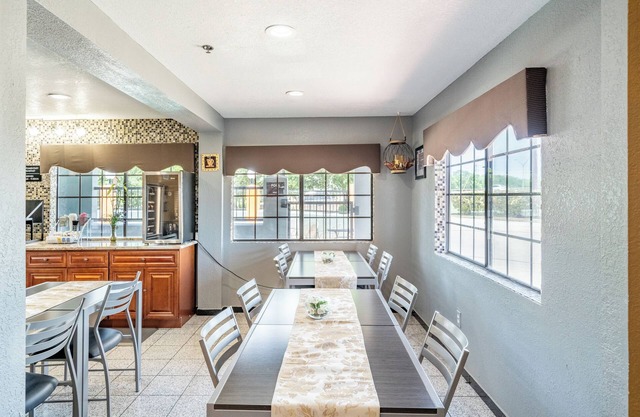 Super 8 by Wyndham San Antonio/Riverwalk Area