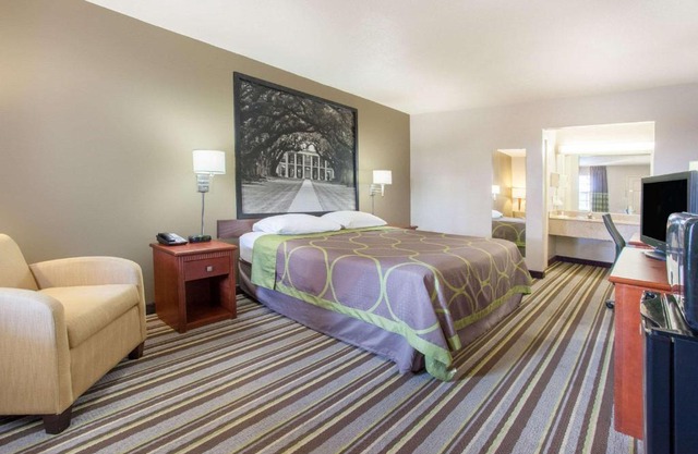 Super 8 by Wyndham West Monroe