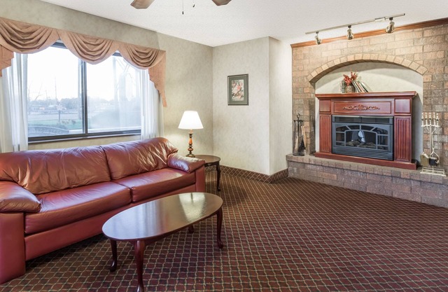 Super 8 by Wyndham Woodstock