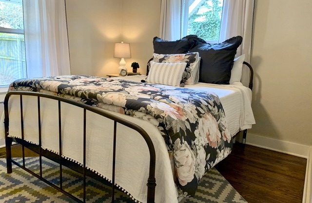 Super Cozy Downtown Rogers Cottage