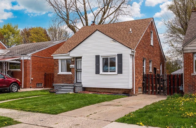 SUPER CUTE AND GREAT HOME APPROX 15MINS TO DOWNTOWN DETROIT SLEEPS 14 GUESTS