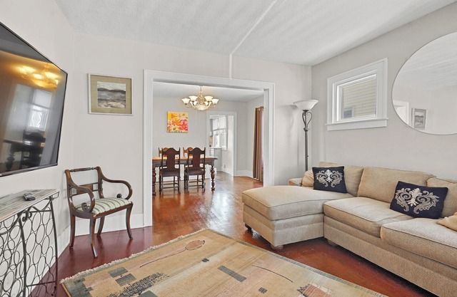 Super Cute & Comfy Home in Ferndale with 2B, 2Full Bath, Big TV, Porch, AC, WiFi