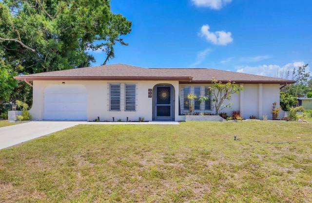 Super cute South Venice home with private backyard and large screened lanai