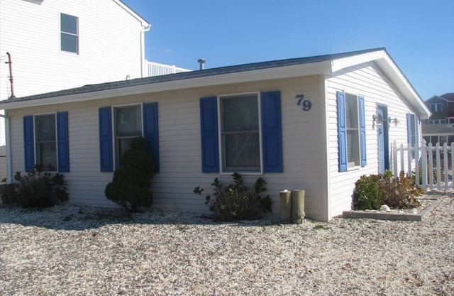 Super cute! Waterfront Lagoon in Beach Haven West!