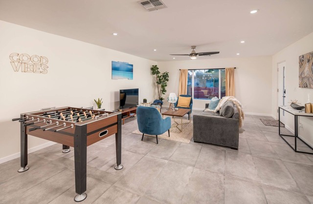 Super Fun Home in Heart of Old Town , Clean, Pool, Games, Awesome Backyard!