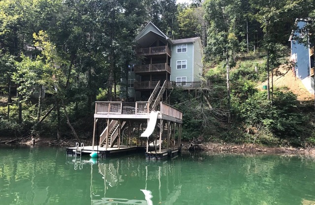 Super Location in Lakeside Estates-w/pool; basketball ct; walking tr; boat ramp