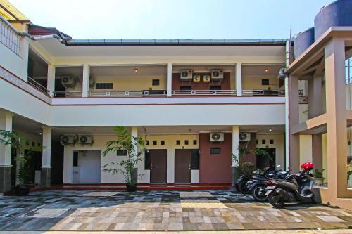 Super OYO 92437 Wahidin Guesthouse