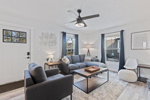 SUPERB 3 Bedroom Home with Game Room! Close to Downtown - Sleeps 6