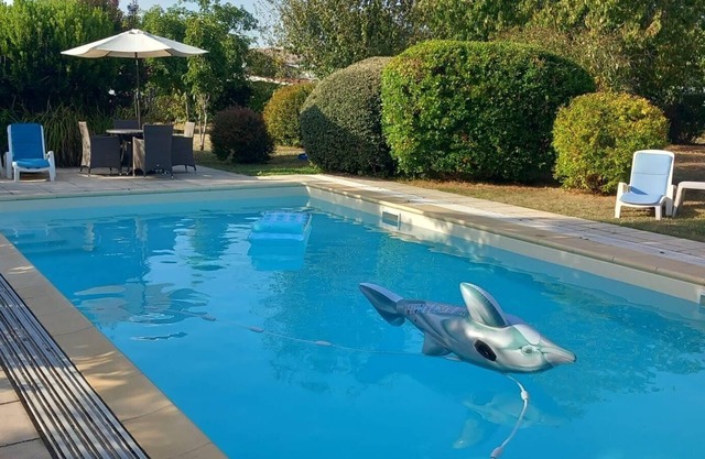 Superb 3-bedroom house with beautiful pool in the charming Cognac countryside.