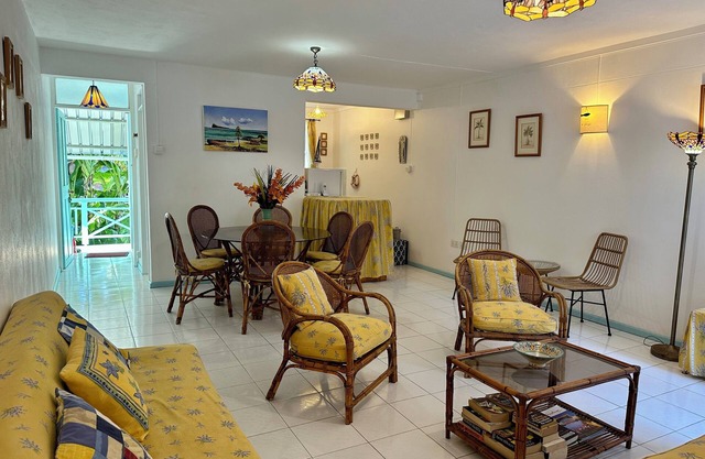 Superb apartment with pool, 3 minutes walk to beaches, restaurants & amenities