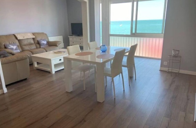 Superb apartment with panoramic sea-cliff view