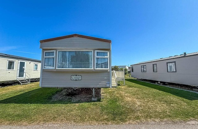 Superb caravan by the seaside in Kessingland, Suffolk ref 90040SG