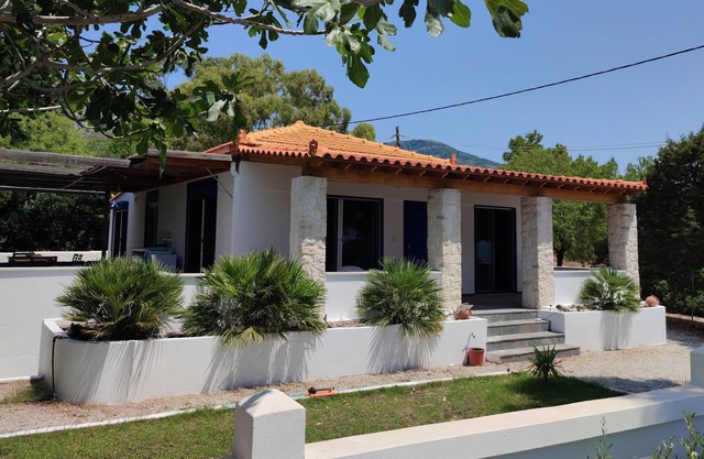 Superb coastal villa. Sleeps 6. Large private patios. Beaches few minutes walk.